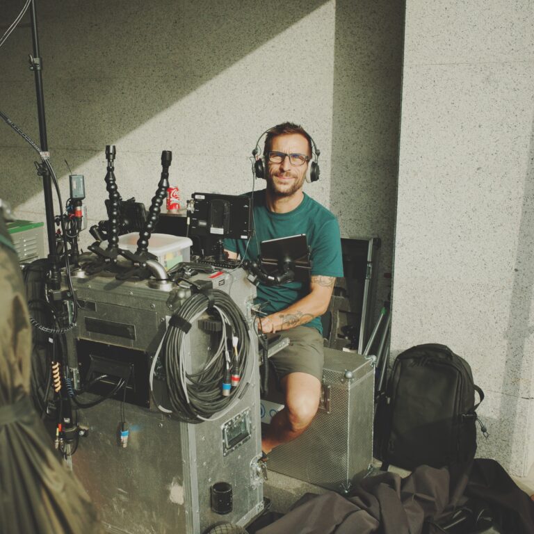 Dámaso Hernández, técnico de sonido directo cine TV y series, working on set in Machos Alfa temporada 3