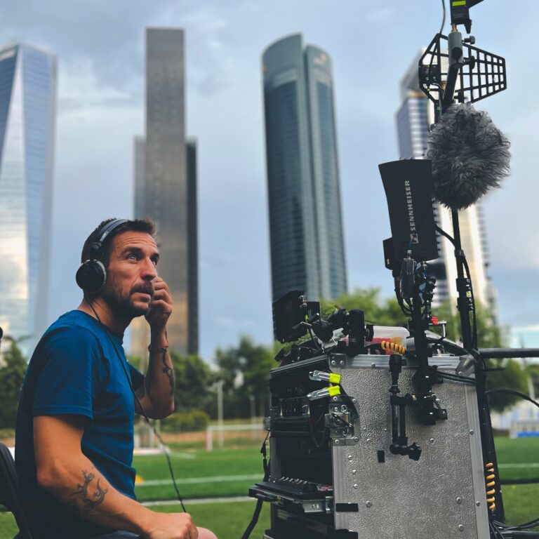 Sound mixer Damasónico seated in his sound cart, listening attentively during the filming of a TV series in Madrid / Sonidista Damasónico sentado en su carro de sonido, escuchando atentamente durante el rodaje de una serie en Madrid.